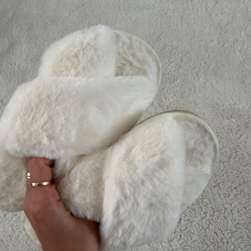 Womens White Lounging Slippers Crossband Plush Memory Sz 7-8 Sanrio Soft Core - Picture 4 of 5